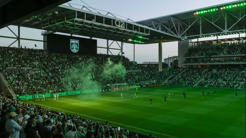 Cầu thủ của Austin FC đang tung cú sút mạnh vào khung thành Charlotte FC Cầu thủ của Austin FC đang tung cú sút mạnh vào khung thành Charlotte FC