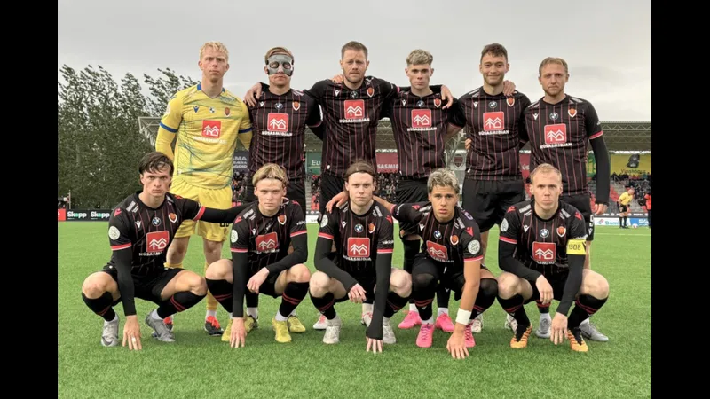Cầu thủ Vikingur Reykjavik nỗ lực chặn đứng pha tấn công của Gyor Cầu thủ Vikingur Reykjavik nỗ lực chặn đứng pha tấn công của Gyor