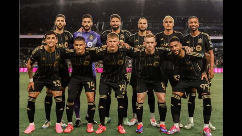 Cầu thủ LA Galaxy bứt tốc trên sân trước Los Angeles Cầu thủ LA Galaxy bứt tốc trên sân trước Los Angeles