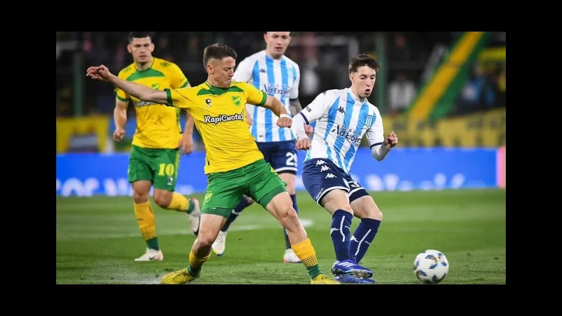 Cầu thủ Racing Club và Defensa y Justicia tranh chấp bóng trên sân cỏ Cầu thủ Racing Club và Defensa y Justicia tranh chấp bóng trên sân cỏ