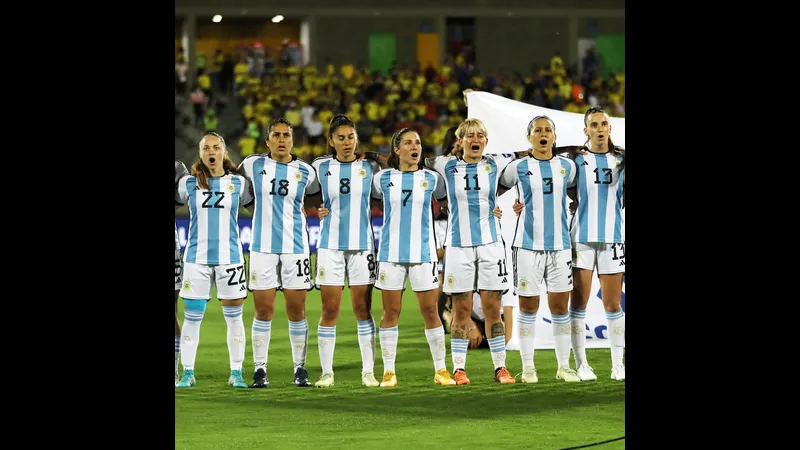 Cầu thủ Argentina tung cú sút mạnh trong trận đấu với Anh.